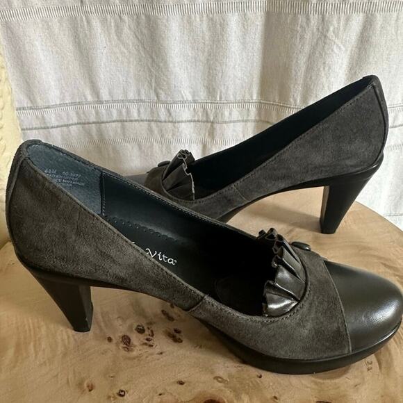 Bella Vita Gray Suede Leather Heels with Pleated Detail – Size 6.5M - Picture 1 of 5